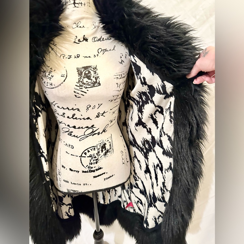 Betsey Johnson Super RARE Cruella Deville Faux Fur Penny Lane Coat M/L - Picture 11 of 14